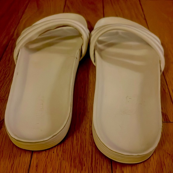 White Old Navy slides - Women’s size 10 - Picture 3 of 4